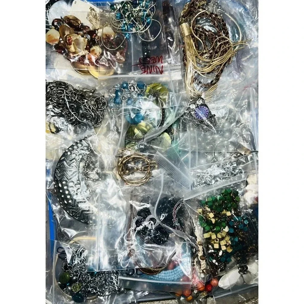 100 Pieces Vintage-Now Jewelry Lot All Wearable Mixed Lot All Bagged - Picture 2 of 5